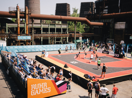 Blick auf ein 3x3-Basketballspielfeld bei den Ruhr Games, links sind Tribünen