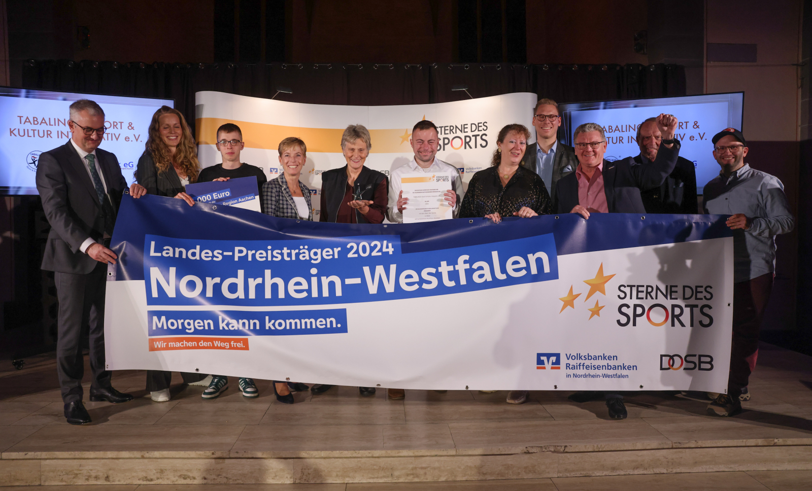 Von links: Bankvorstand Artur Merz (1.v.li.), Hochspringerin Christina Honsel (2.v.li.), LSB- Vizepräsidentin Dr. Eva Selic (4.v.li.), Staatsekretärin Andrea Milz (7.v.li.) und LSB-Präsident Stefan Klett (9.v.li.).