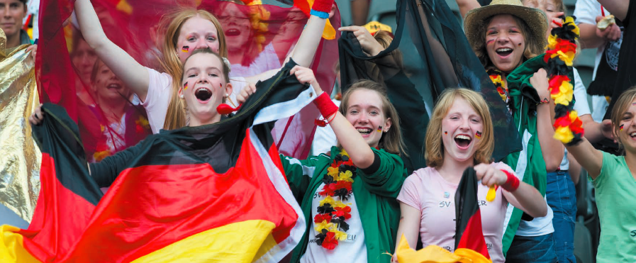 Detailansicht einer Tribüne mit jubenlnden weiblichen Fans, die eine Deutschland-Fahne schwenken