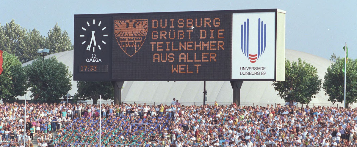 Stadionleinwand mit der Aufschrift "Duisburg grüßt die Teilnehmer aus aller Welt"