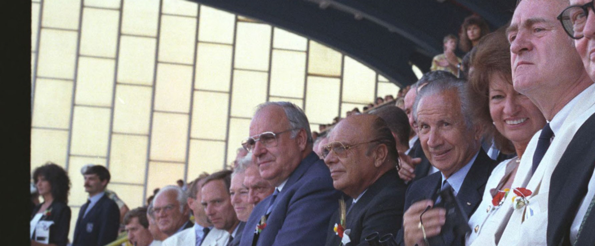 Helmut Kohl sitzt im Publikum mit vielen weiteren Zuschauern