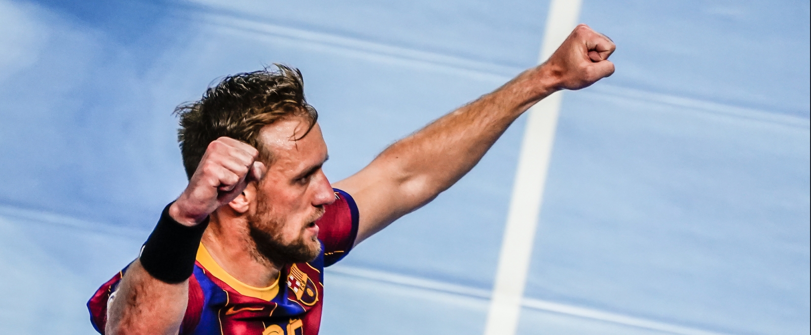 Barcelona Spieler mit den Armen in der Luft zum jubeln