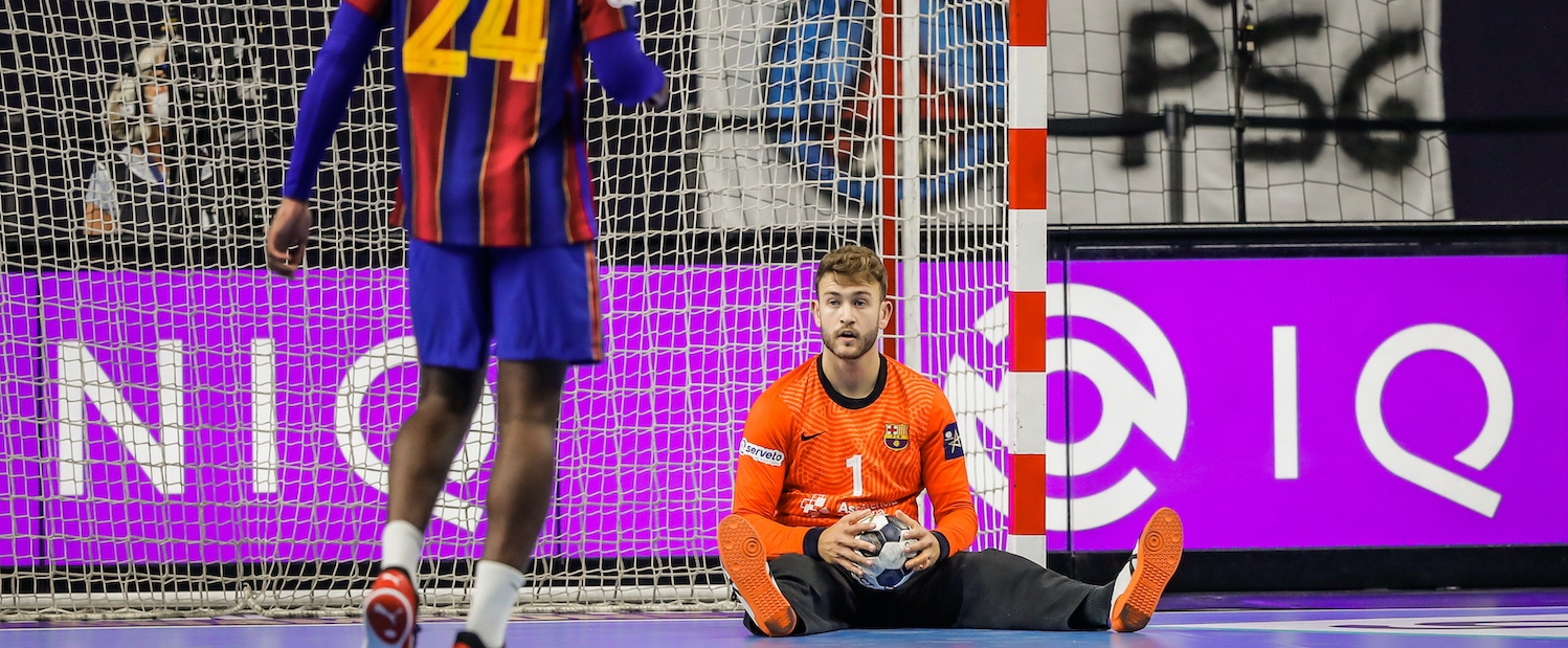 Torwart auf dem Boden und Barcelona Spieler im Vordergrund