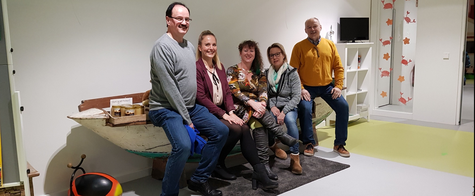 Staatssekretärin Andrea Milz sitzt mit Club-Mitgliedern im Kindergarten des Sportclubs Witten e.V.