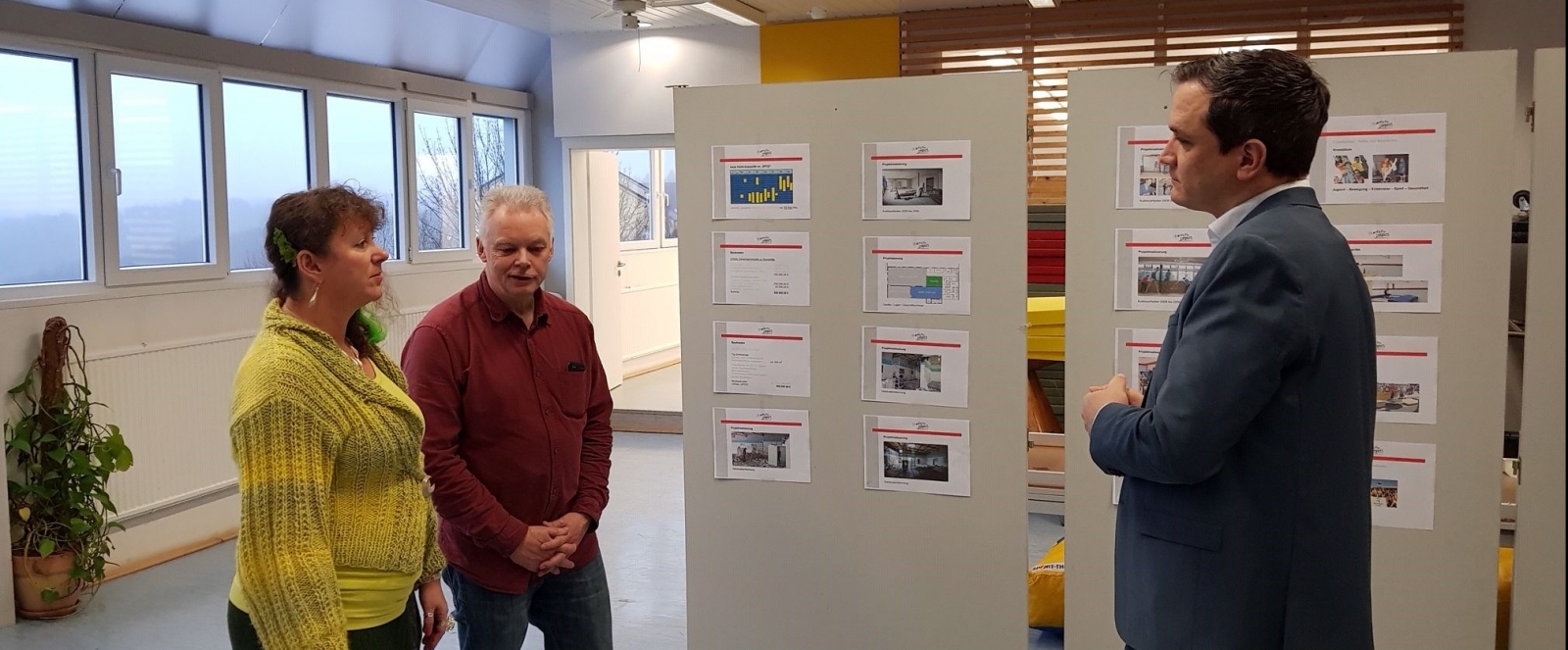 Staatssekretärin Andrea Milz stehend im Gespräch mit Mitgliedern von Artistik Jumpers.