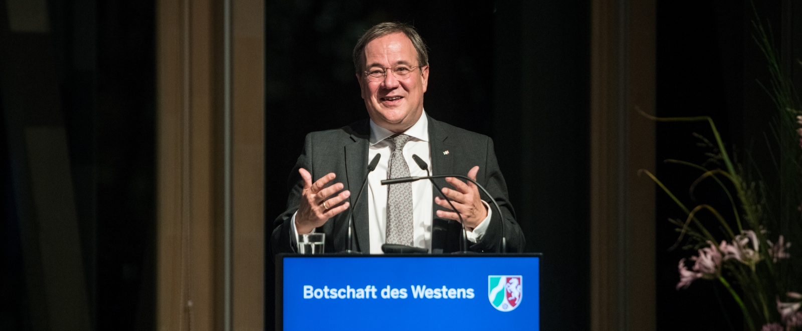 Ministerpräsident Armin Laschet hält eine Rede während er mit beiden Händen gestikuliert.