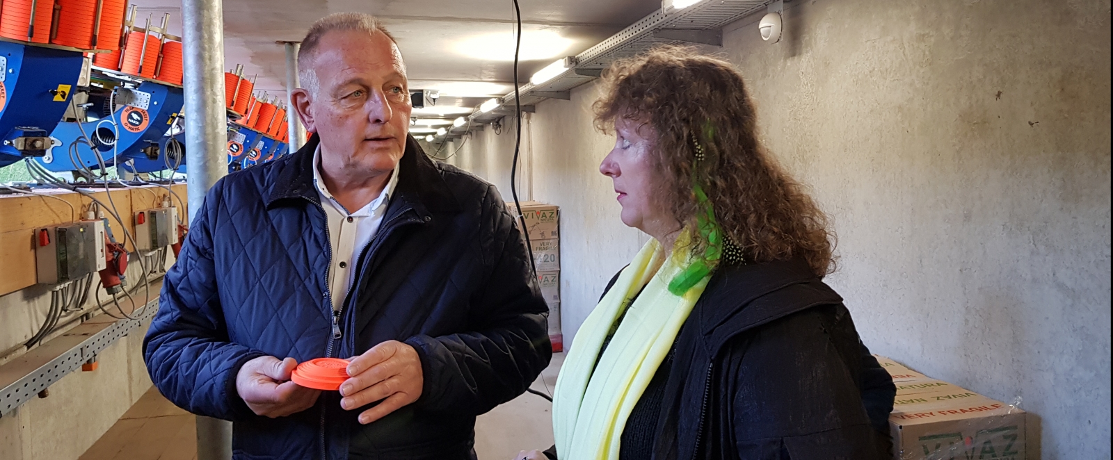Staatssekretärin Milz unterhält sich mit einem Herren in einem Gang.