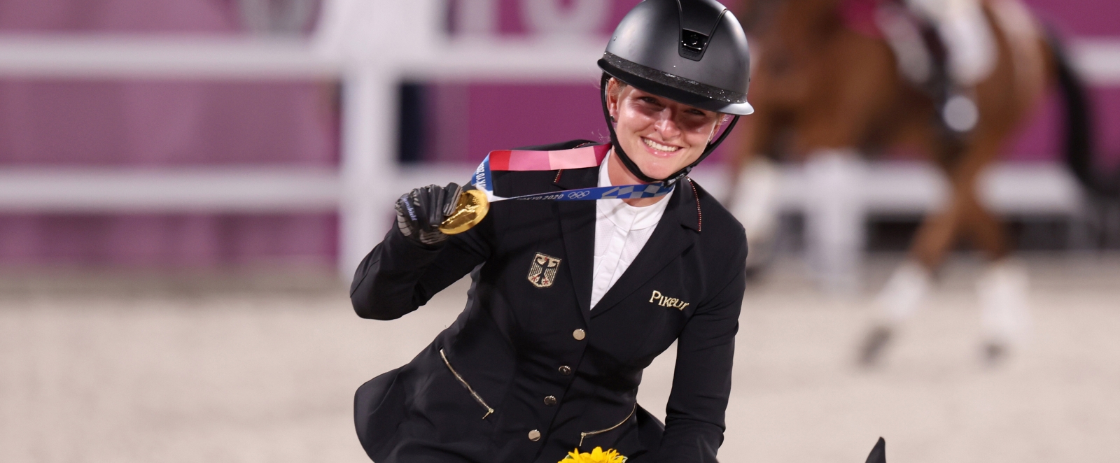 Vielseitigkeitsreiterin Julia Krajewski auf ihrem Pferd mit der Goldmedaille