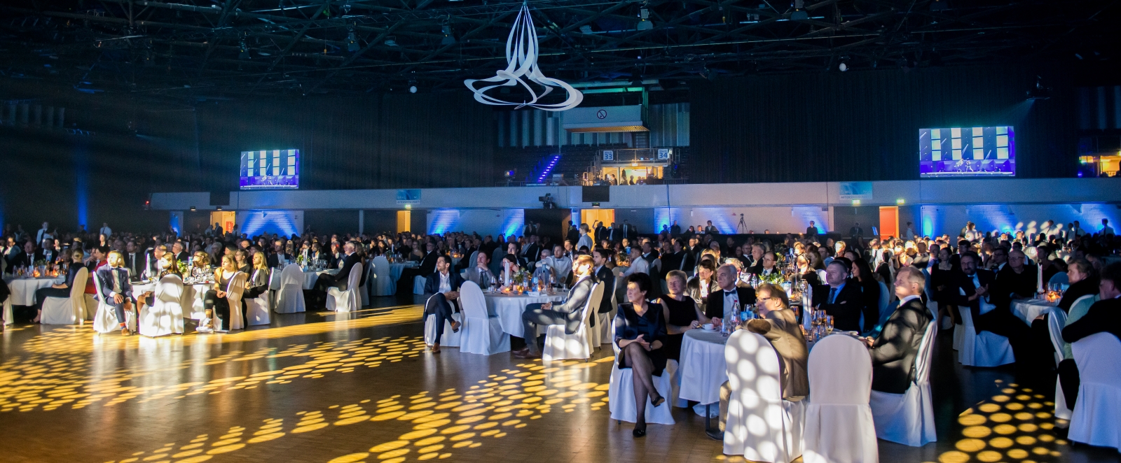 Ein Blick in den Saal bei der Felix-Award-Verleihung. Viele Gäste sitzen an weiß eingehüllten Tische, auch die Stühle sind weiß bis zum Boden eingehüllt.