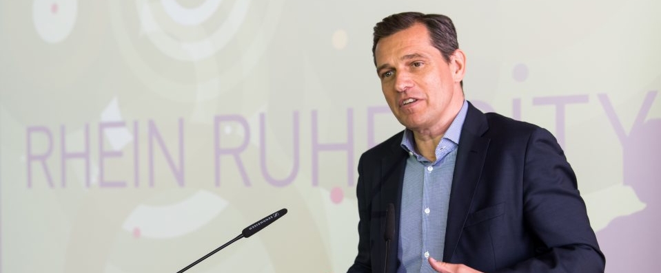 Herr Michael Mronz, Gründer der Rhein Ruhr City 2032-Initiative, während der Vorstellung des Konzeptentwurfs.
