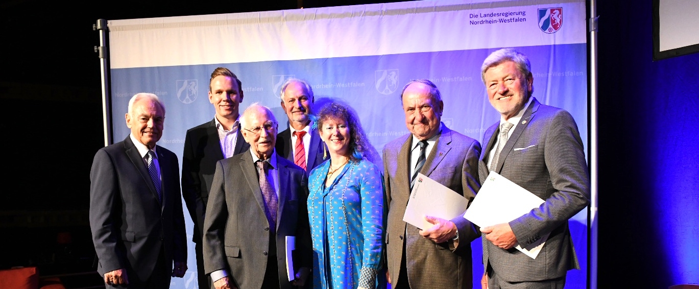 Staatssekretärin Andrea Milz hat der zweiten Gruppe die Sportplakette auf der Bühne übergeben.