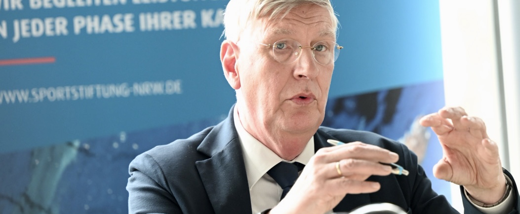 Dr. Ingo Wolf vor Banner
