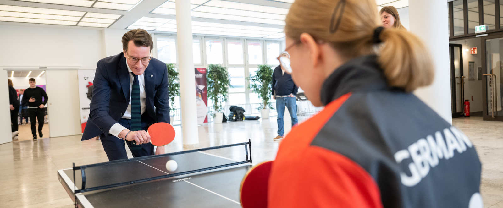 Hendrik Wüst und Sandra Mikolaschek spielen Tischtennis