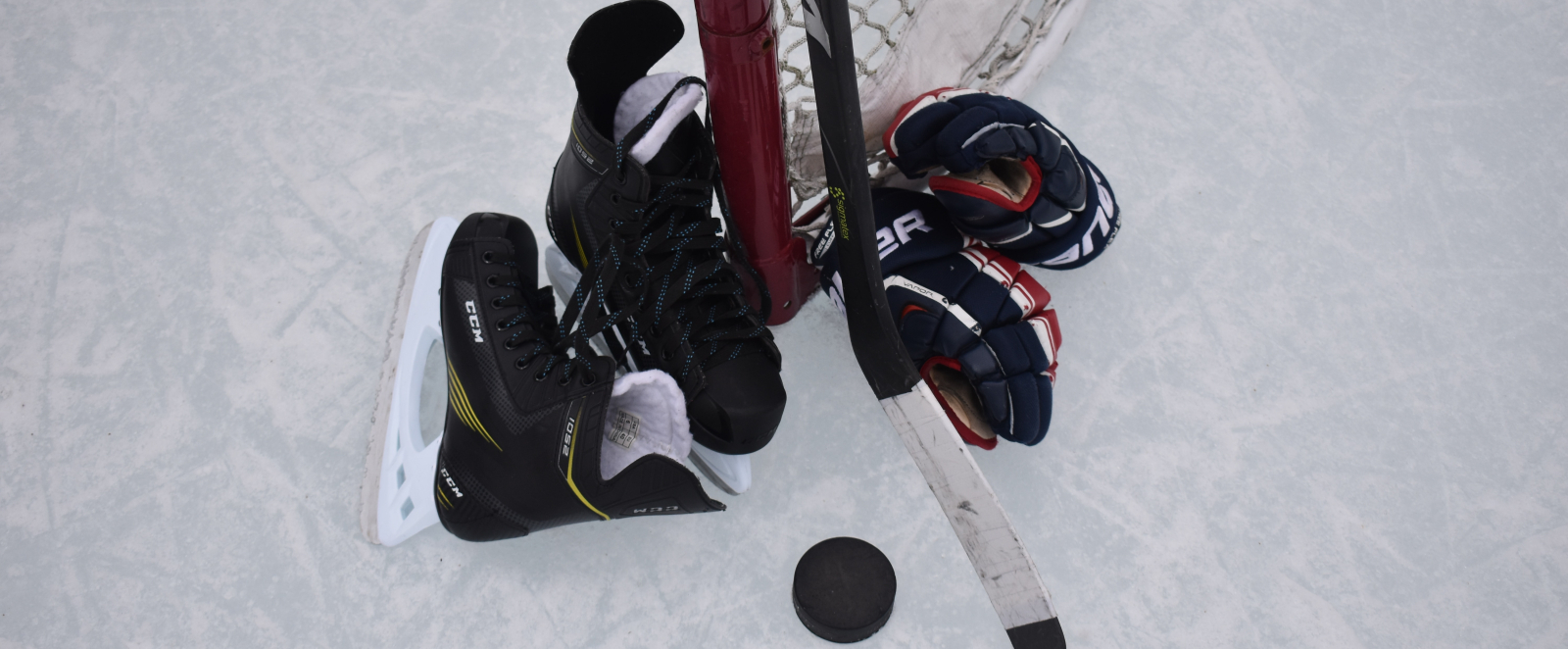 Eishockey-Ausrüstung auf Eis