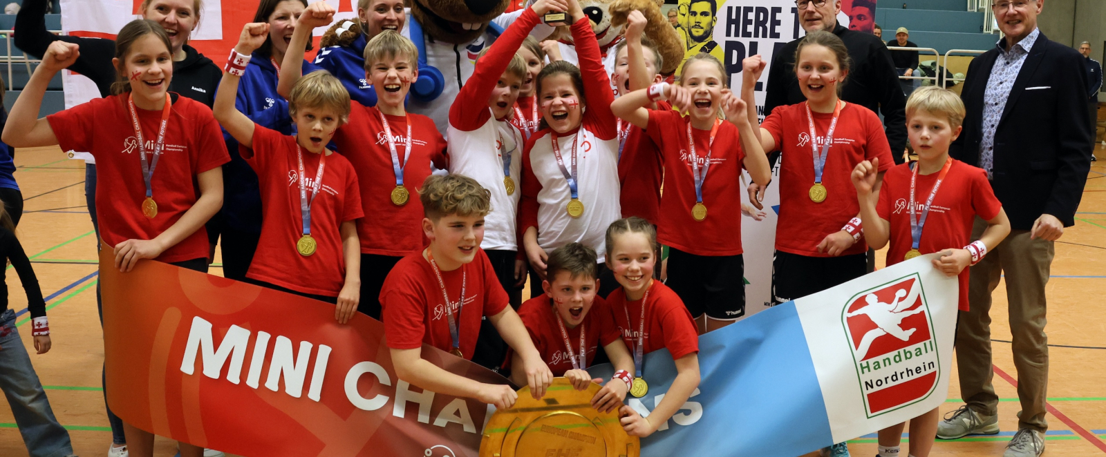 Kinder halten Siegerschale der Mini-WM in der Hand
