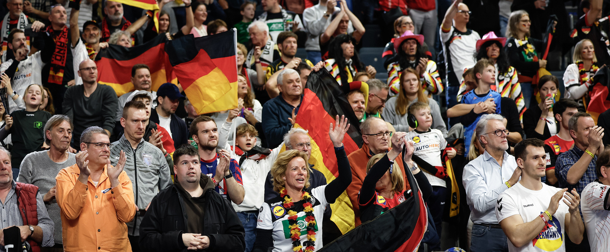 Fans in der Kölnarena feiern die Handballer