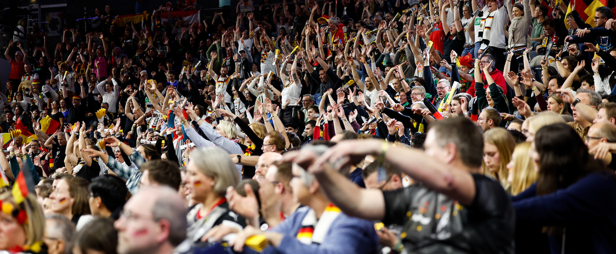 Fans in der Lanxess arena feuern deutsches Handball-Team an