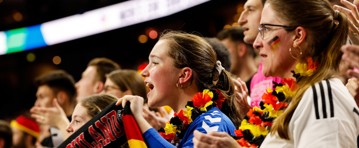 Fans auf der Tribüne feiern deutsche Handball-Mannschaft