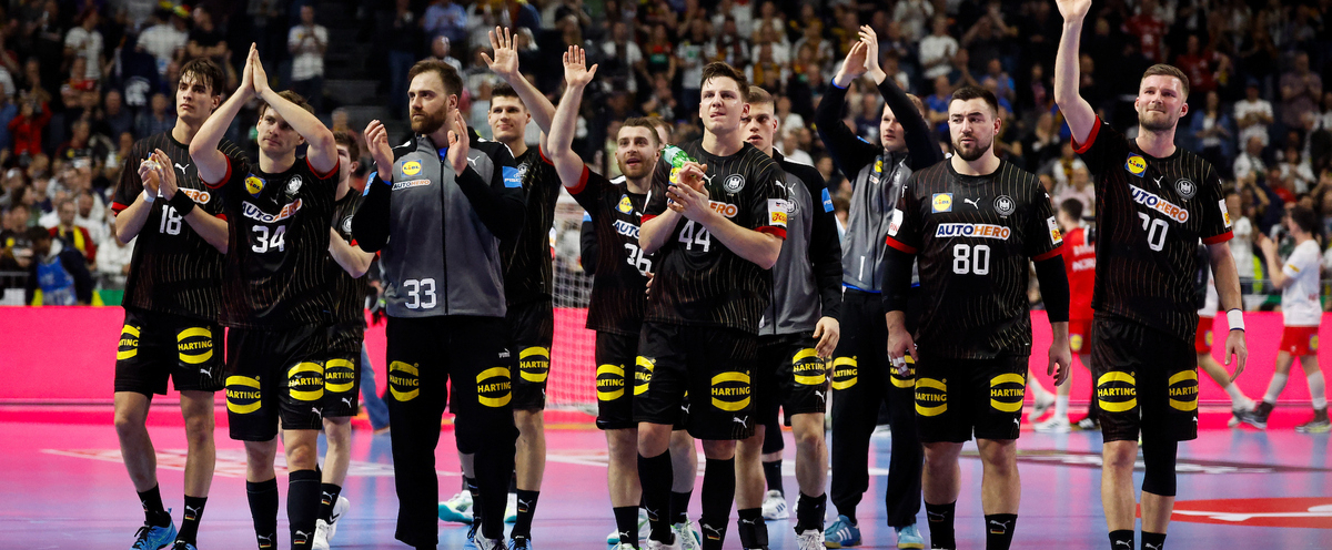 Deutsche Handballmannschaft bedankt sich nach dem Spiel
