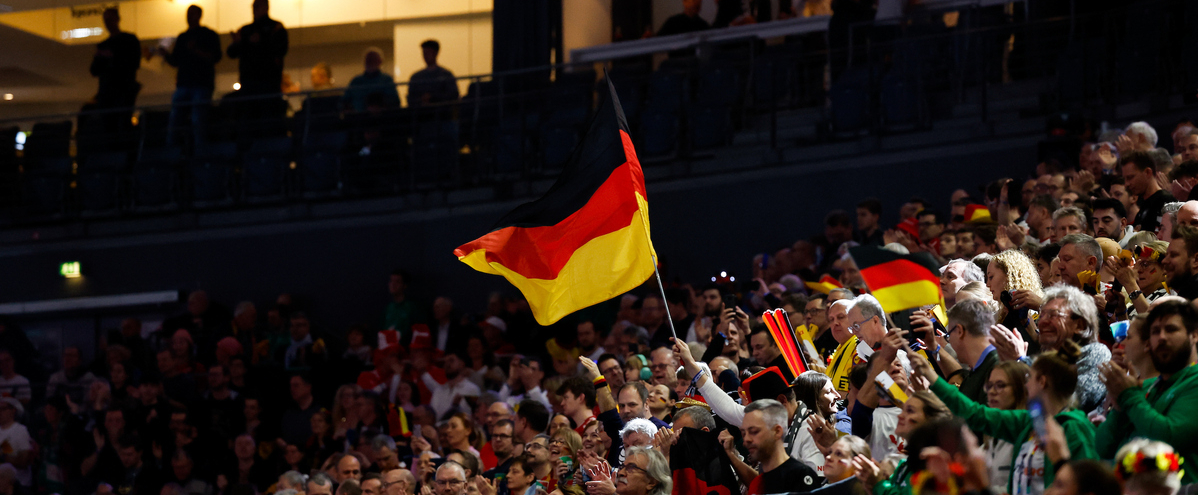 Zuschauertribüne mit Deutschland-Fahne