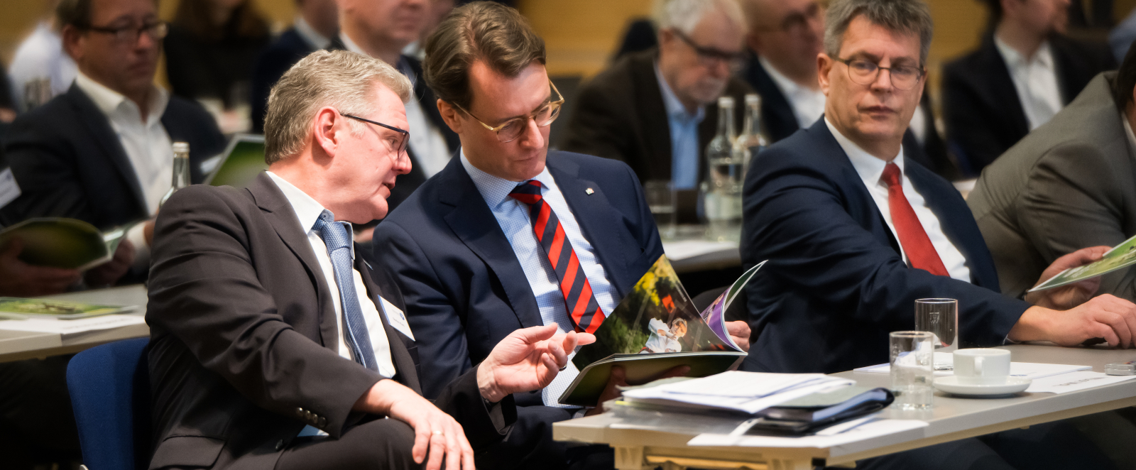 LSB-Präsident Stefan Klett, NRW-Ministerpräsident Hendrik Wüst und DOSB-Präsident Thomas Weikert