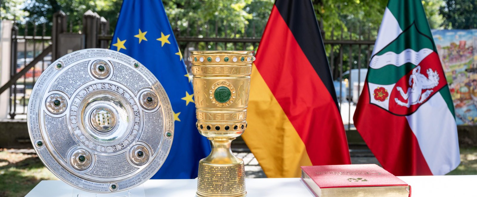 Für Bayer 04 Leverkusen geht es sportlich schon bald weiter. Am Freitag, 23. August 2024, startet die Mannschaft gegen Borussia Mönchengladbach in die neue Bundesliga-Saison. Zuvor hat die Mannschaft jedoch im Spiel um den Supercup gegen Vizemeister VfB Stuttgart noch die Chance auf einen weiteren Titel. Auch international warten mit der UEFA Champions League große Herausforderungen auf den Verein.