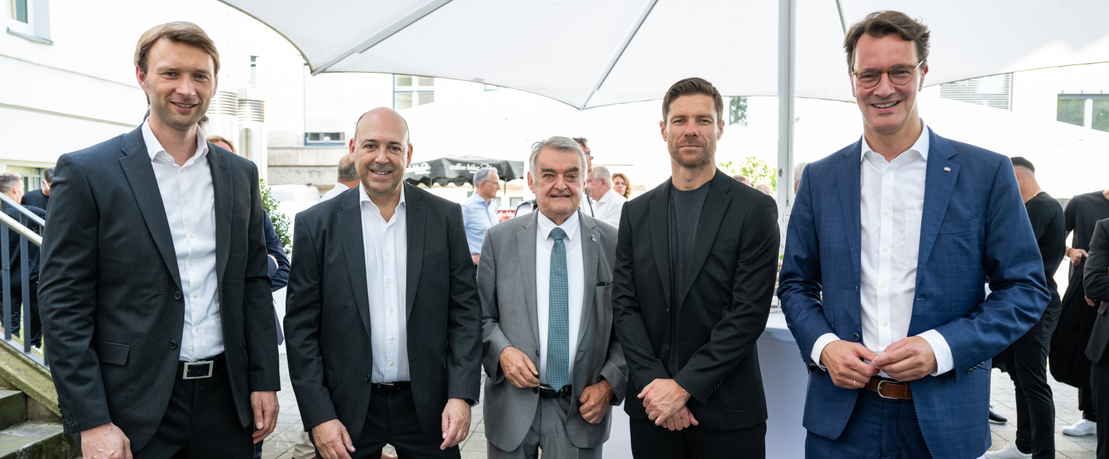 Für Bayer 04 Leverkusen geht es sportlich schon bald weiter. Am Freitag, 23. August 2024, startet die Mannschaft gegen Borussia Mönchengladbach in die neue Bundesliga-Saison. Zuvor hat die Mannschaft jedoch im Spiel um den Supercup gegen Vizemeister VfB Stuttgart noch die Chance auf einen weiteren Titel. Auch international warten mit der UEFA Champions League große Herausforderungen auf den Verein.
