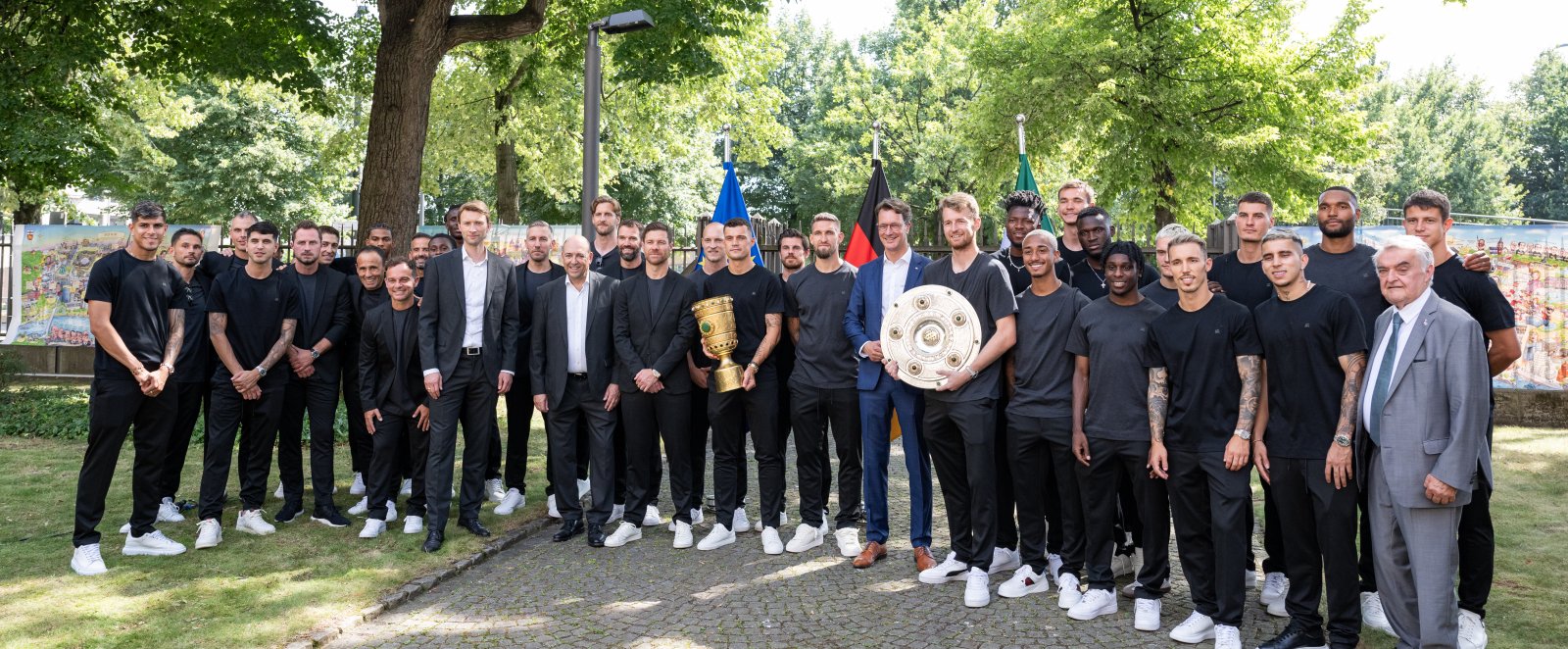 Für Bayer 04 Leverkusen geht es sportlich schon bald weiter. Am Freitag, 23. August 2024, startet die Mannschaft gegen Borussia Mönchengladbach in die neue Bundesliga-Saison. Zuvor hat die Mannschaft jedoch im Spiel um den Supercup gegen Vizemeister VfB Stuttgart noch die Chance auf einen weiteren Titel. Auch international warten mit der UEFA Champions League große Herausforderungen auf den Verein.