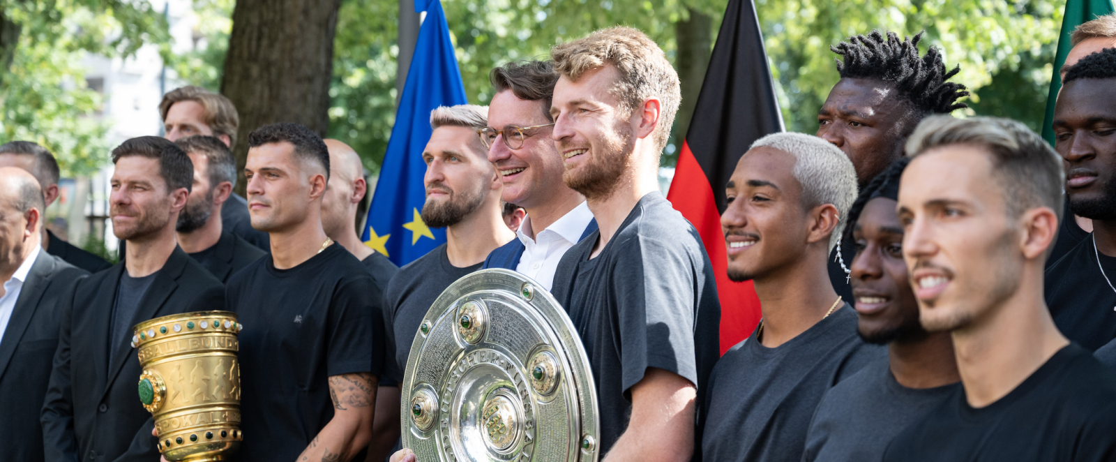 Für Bayer 04 Leverkusen geht es sportlich schon bald weiter. Am Freitag, 23. August 2024, startet die Mannschaft gegen Borussia Mönchengladbach in die neue Bundesliga-Saison. Zuvor hat die Mannschaft jedoch im Spiel um den Supercup gegen Vizemeister VfB Stuttgart noch die Chance auf einen weiteren Titel. Auch international warten mit der UEFA Champions League große Herausforderungen auf den Verein.
