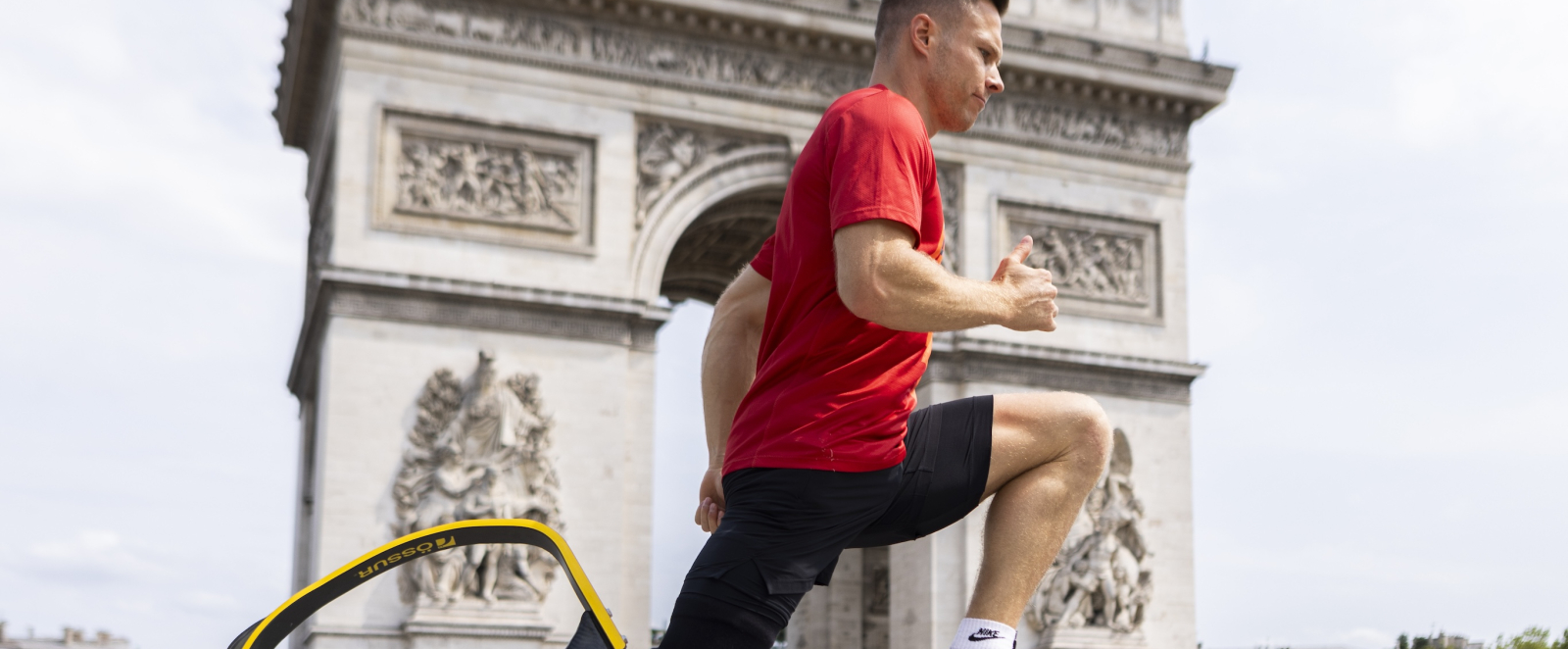 Markus Rehm vor dem Arc de Triomphe