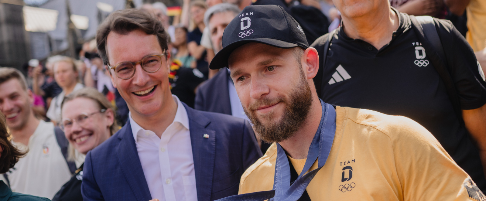 „Team D“ kehrt zurück nach Deutschland –  Ministerpräsident Wüst nimmt deutsche  Athletinnen und Athleten in Köln in Empfang