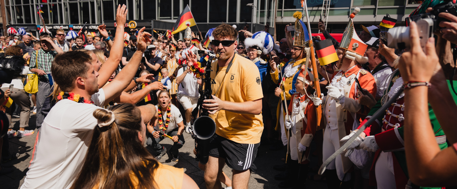 „Team D“ kehrt zurück nach Deutschland –  Ministerpräsident Wüst nimmt deutsche  Athletinnen und Athleten in Köln in Empfang
