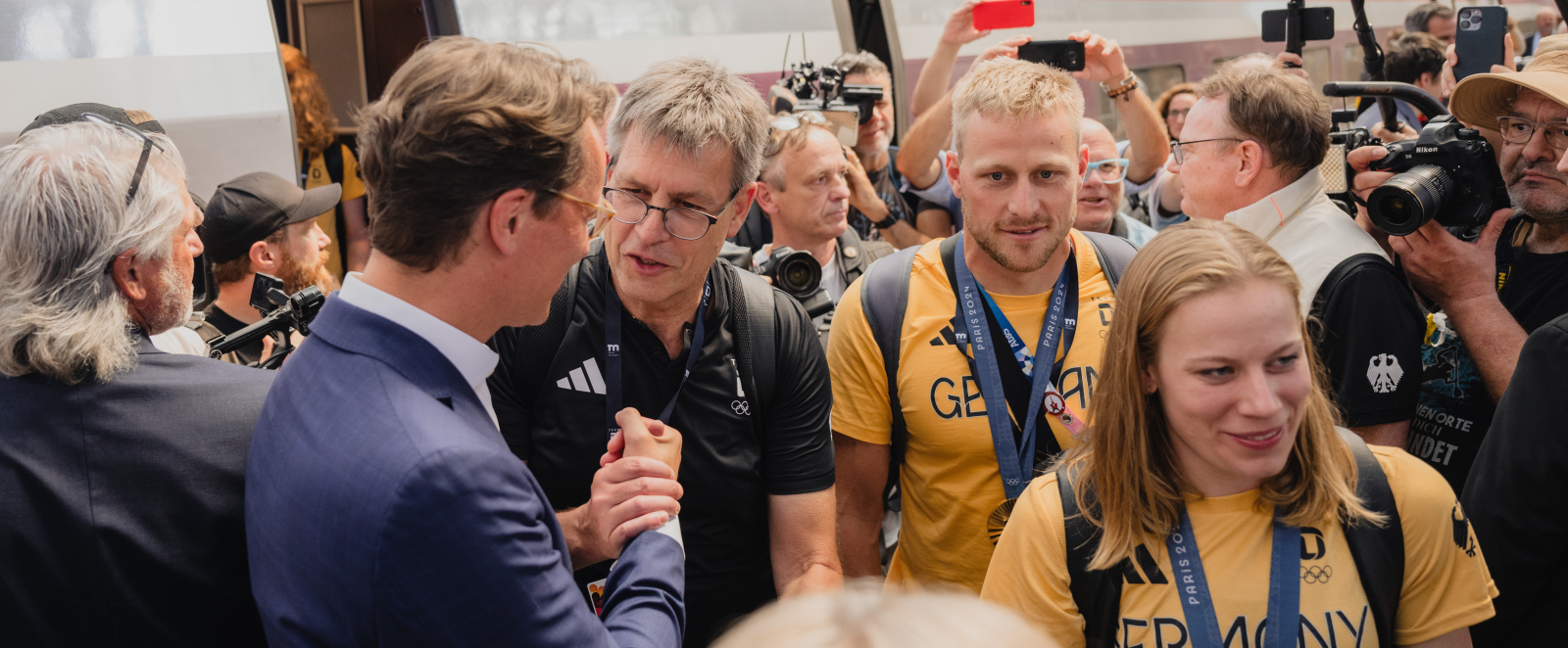„Team D“ kehrt zurück nach Deutschland –  Ministerpräsident Wüst nimmt deutsche  Athletinnen und Athleten in Köln in Empfang
