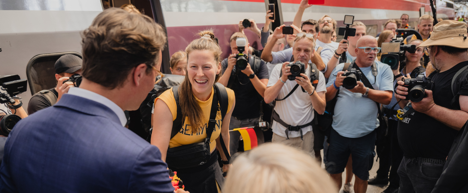 „Team D“ kehrt zurück nach Deutschland –  Ministerpräsident Wüst nimmt deutsche  Athletinnen und Athleten in Köln in Empfang