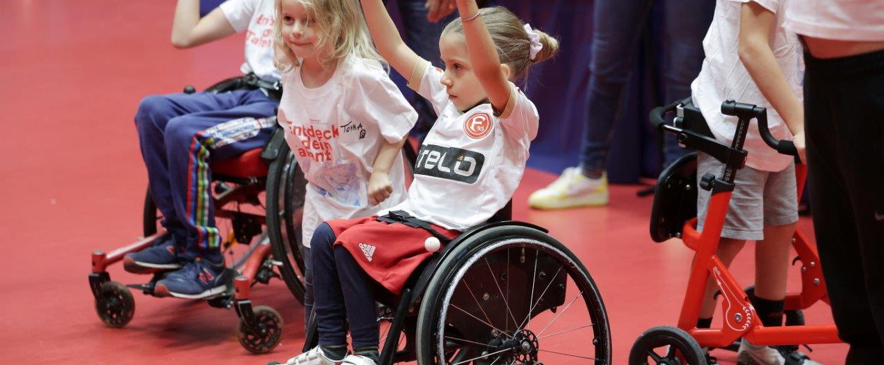 Kinder im Rollstuhl beim Sport
