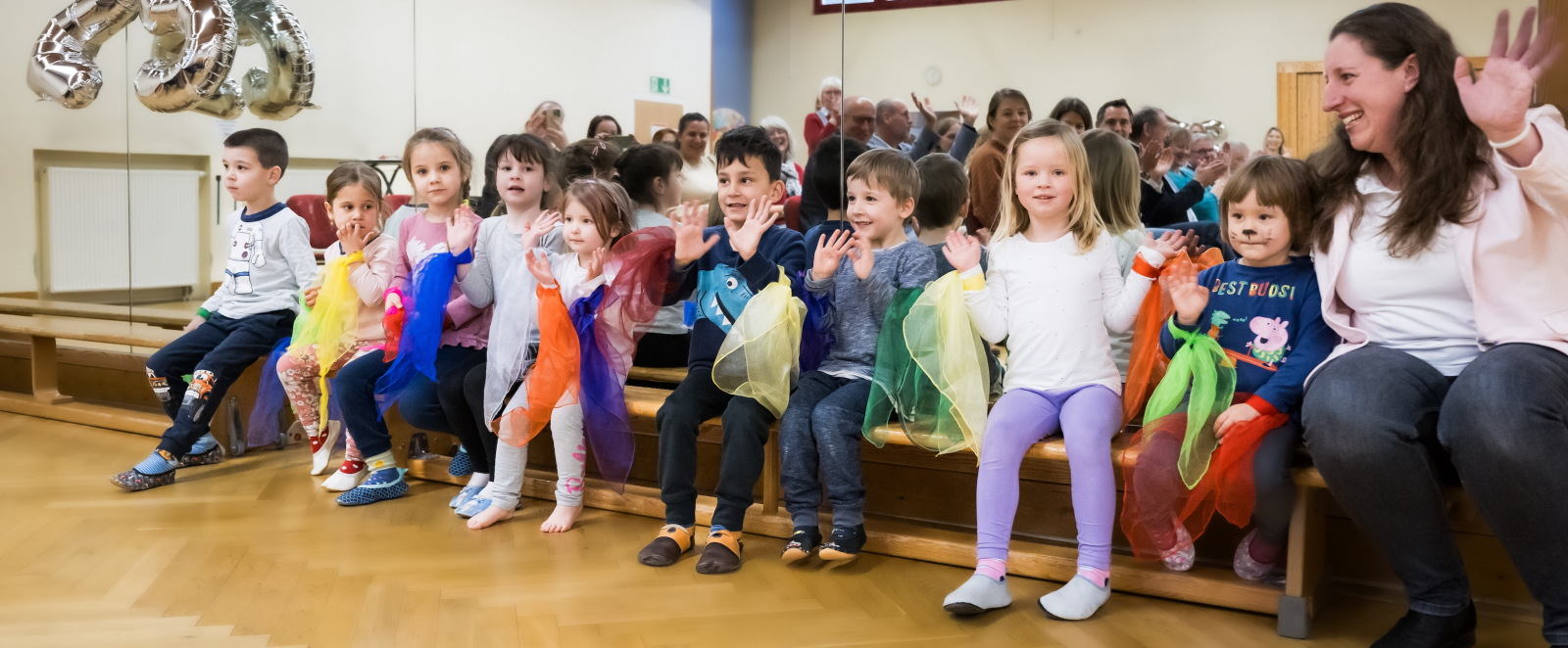 Kinder und eine Erwachsene auf einer Bank