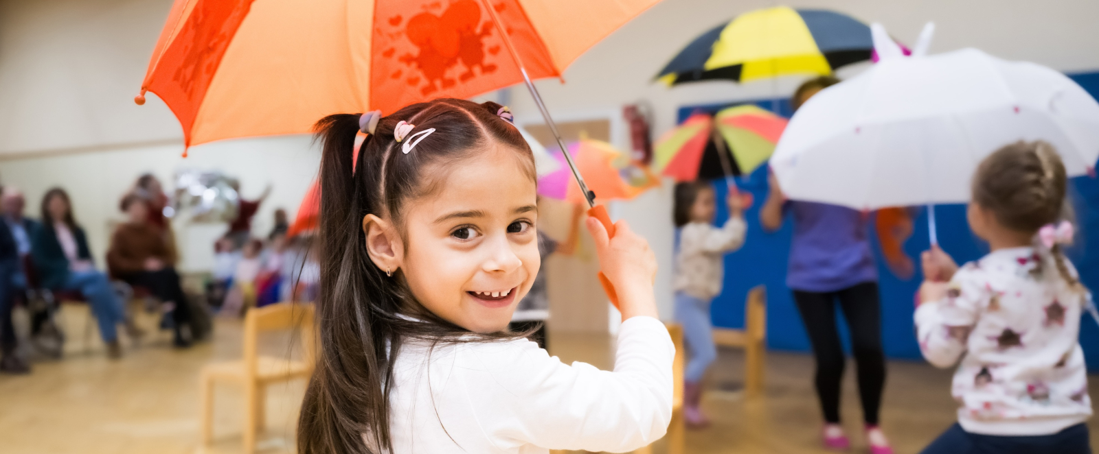 Spielendes Kind mit Regenschirm