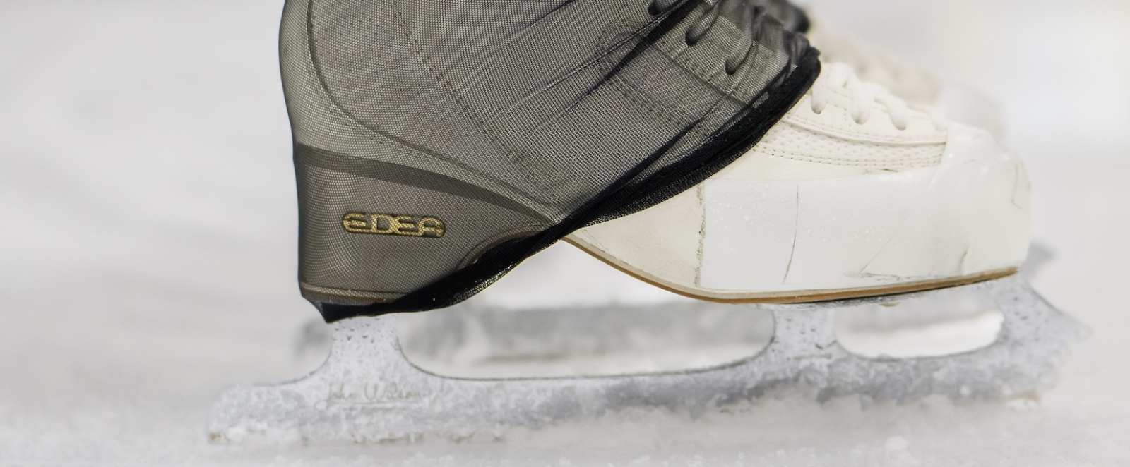 Schlittschuh auf Eis