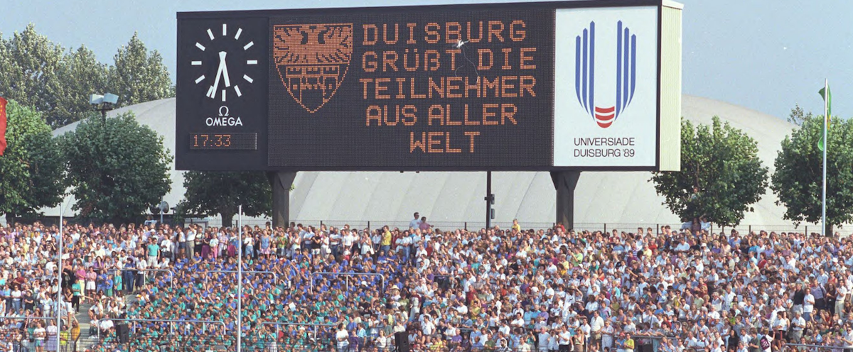 Stadionleinwand mit der Aufschrift "Duisburg grüßt die Teilnehmer aus aller Welt"
