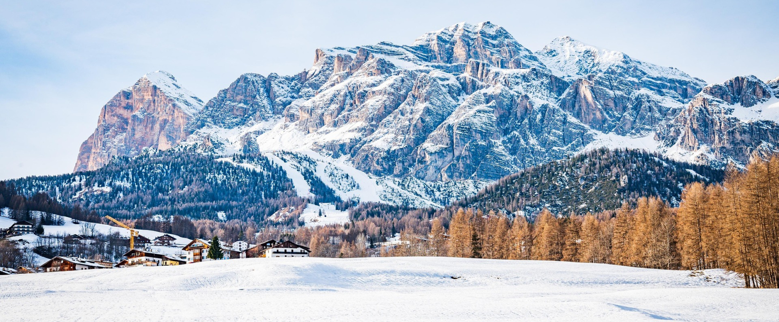 Winterlandschaft in Cortina mit Bergen im Hintergrund