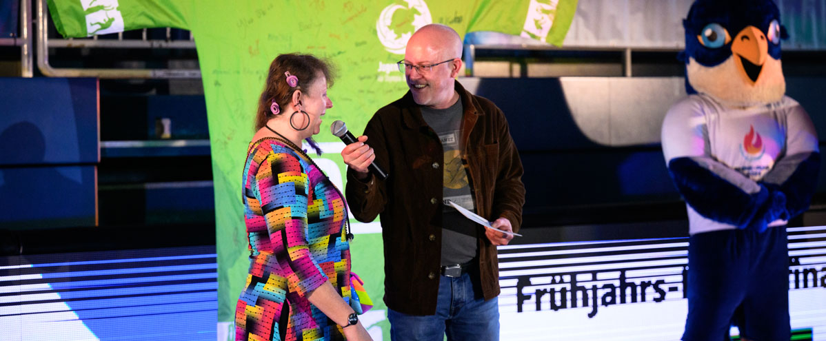 Andrea Milz vor dem Mikrofon beim Landesfinale