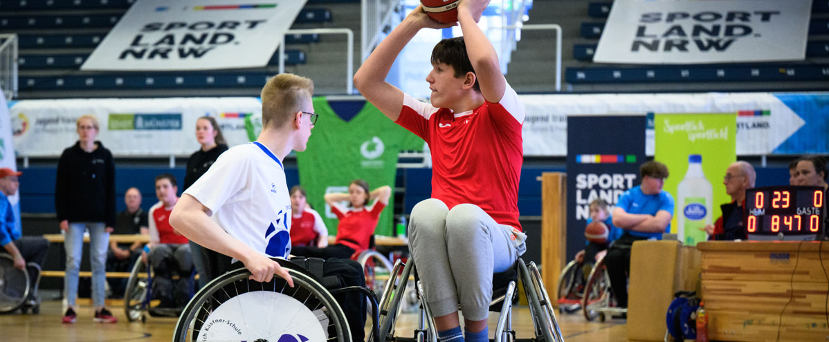 Zwei Rollstuhlbasketballer in Aktion