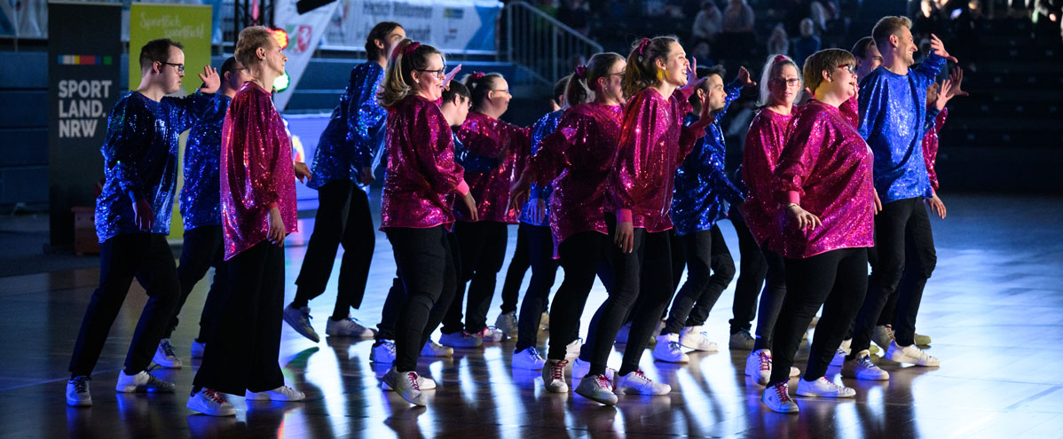 Vorführung von Tänzerinnen und Tänzern beim Landesfinale