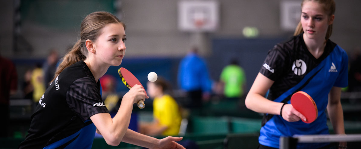 Zwei Tischtennisspielerinnen in Aktion