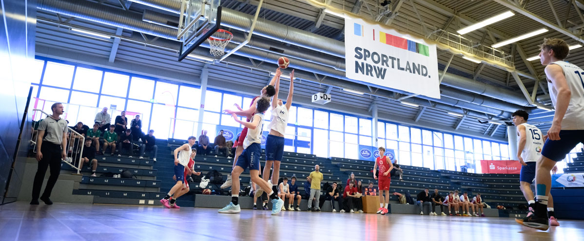 Junge Basketballspieler in der Halle