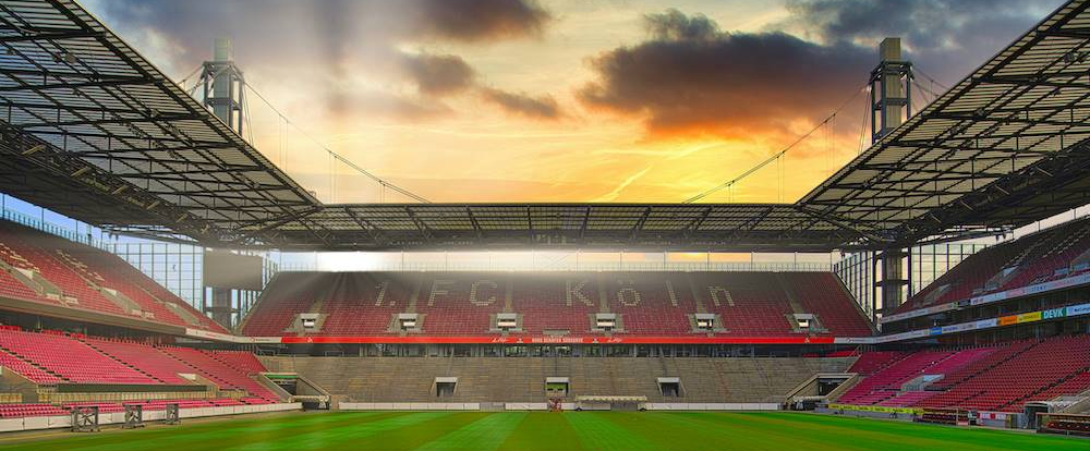 Das RheinEnergiestadion in Köln am Abend
