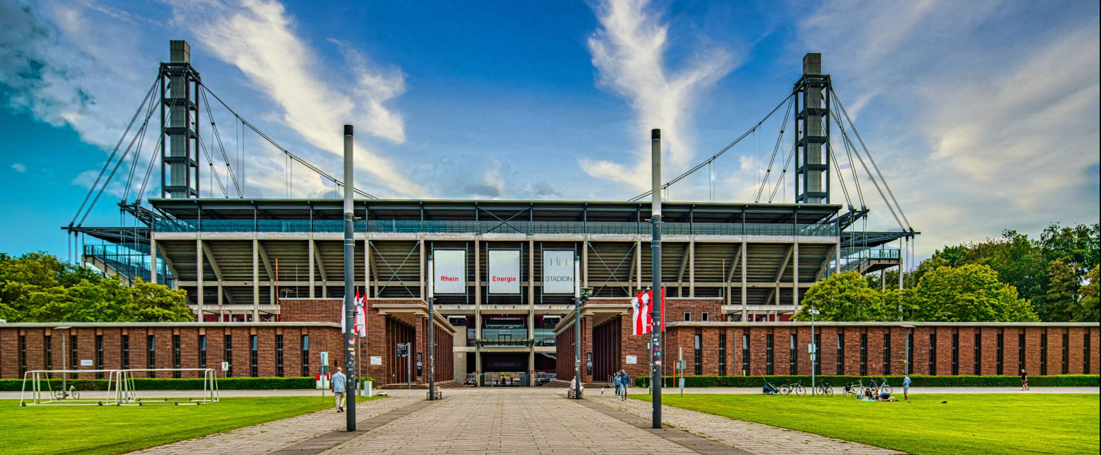 Rheinergiestadion Köln von außen mit Wiese im Vordergrund