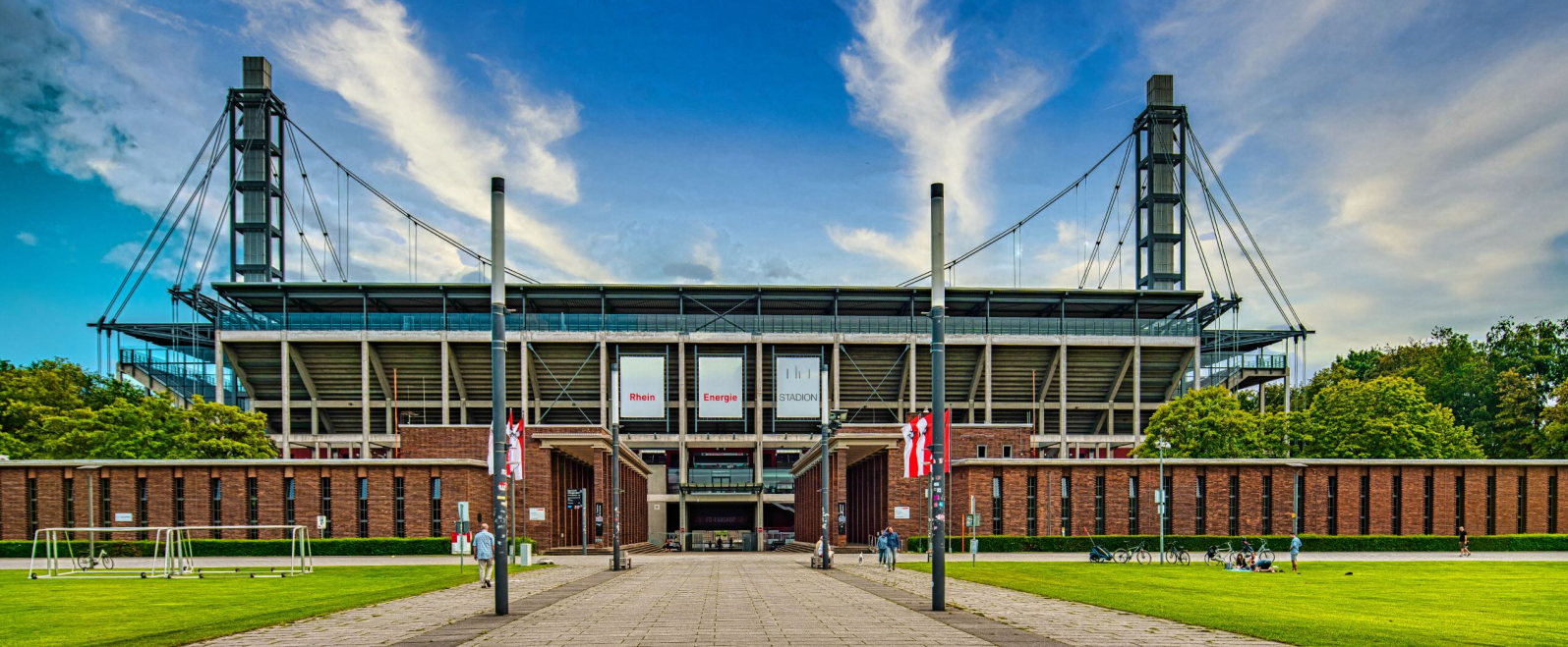 Das Rheinenergiestadion von außen