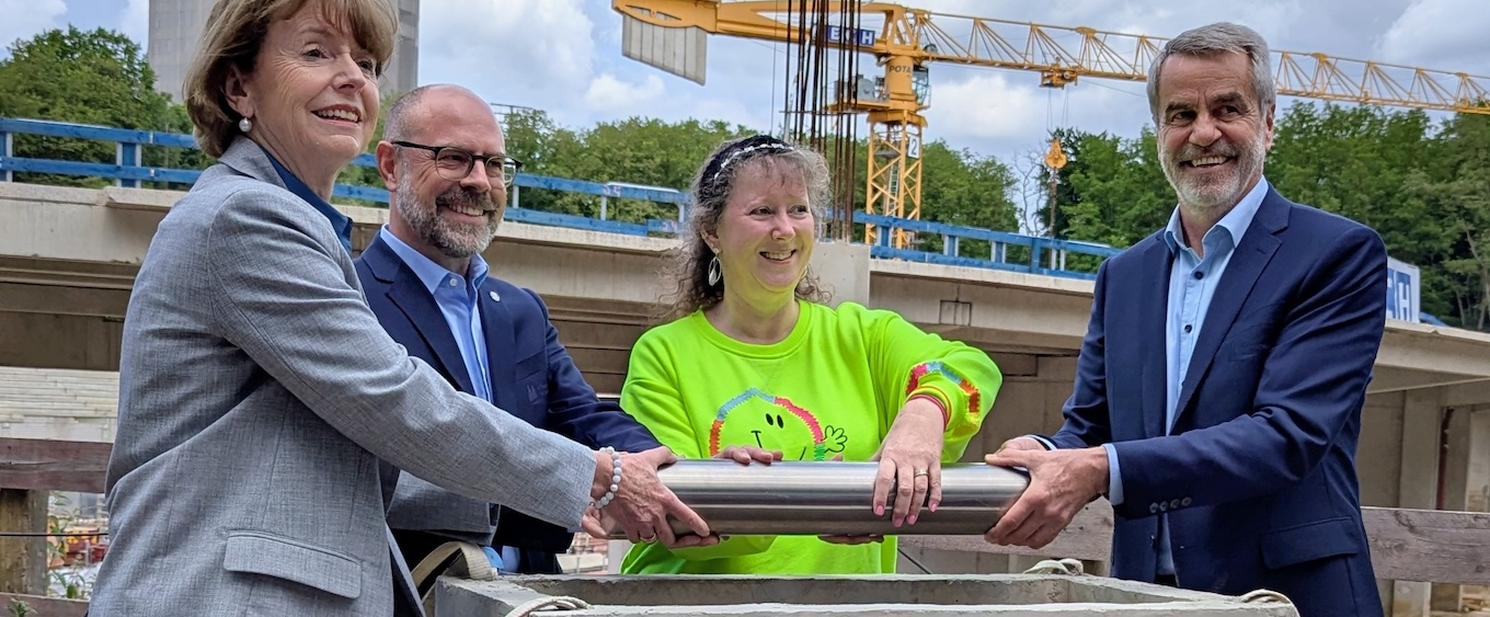 Mehrere Personen bei Grundsteinlegung des Bahnradstadions
