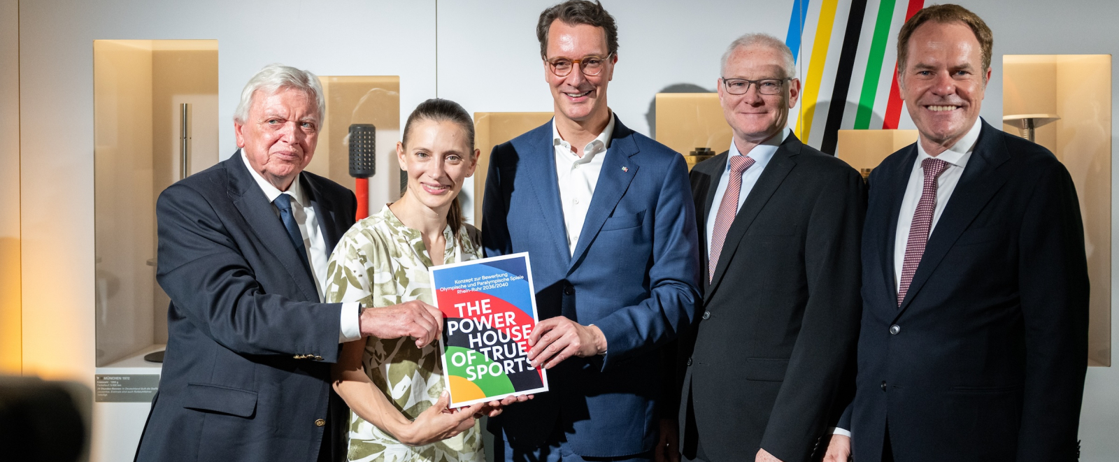 Ministerpräsident Hendrick Wüst sowie weitere Personen auf einer Bühne